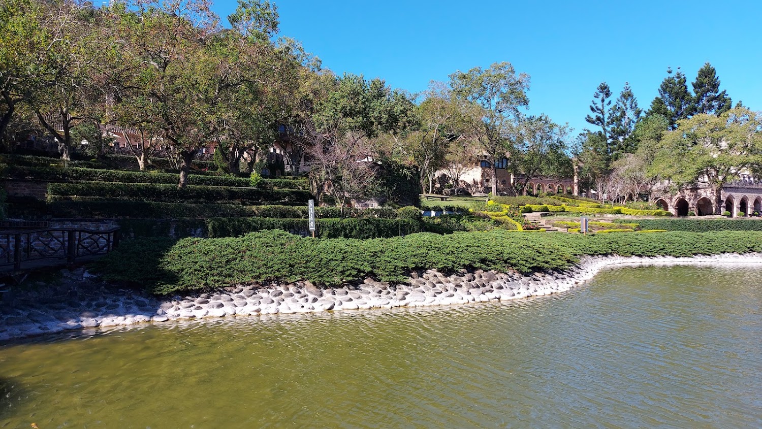 湖邊灌木與歐式建築背景