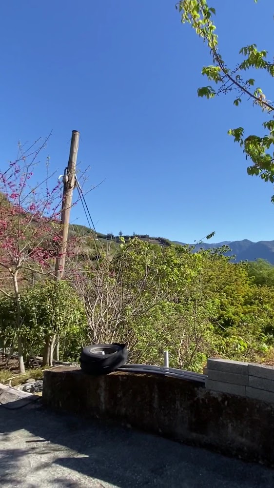 隙頂戶外山景與藍天