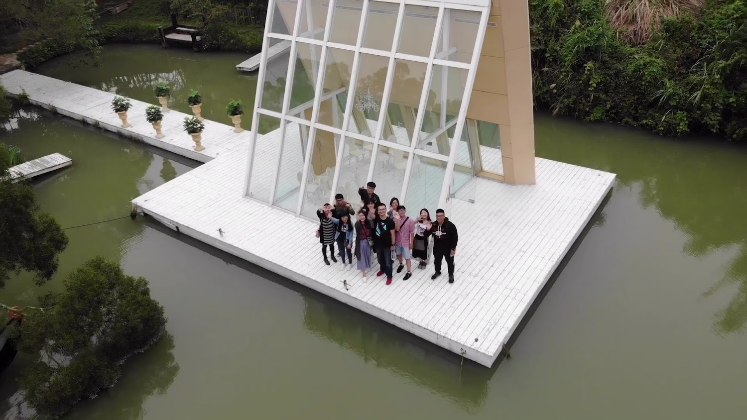 白色平台與玻璃建築合影區