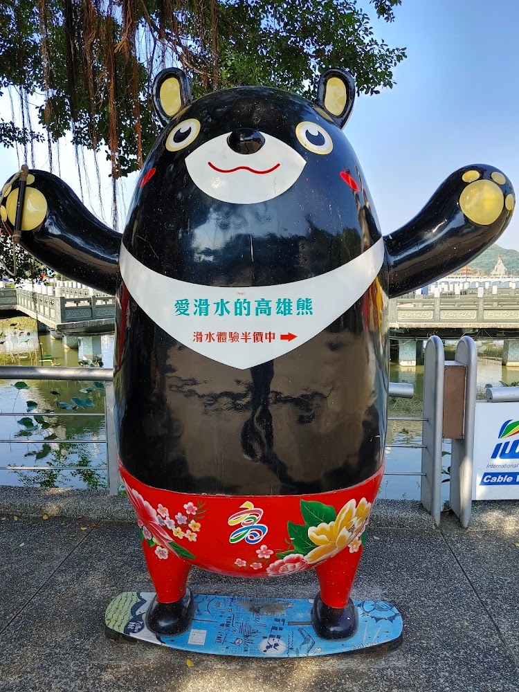 蓮池潭岸邊高雄熊裝置藝術