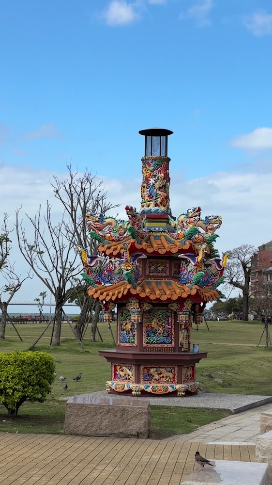 淡水傳統廟宇風格金爐與藍天公園場景