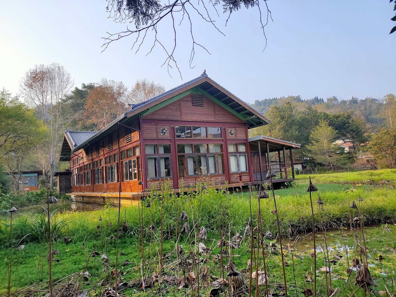 紙教堂園區木造建築與池畔景緻
