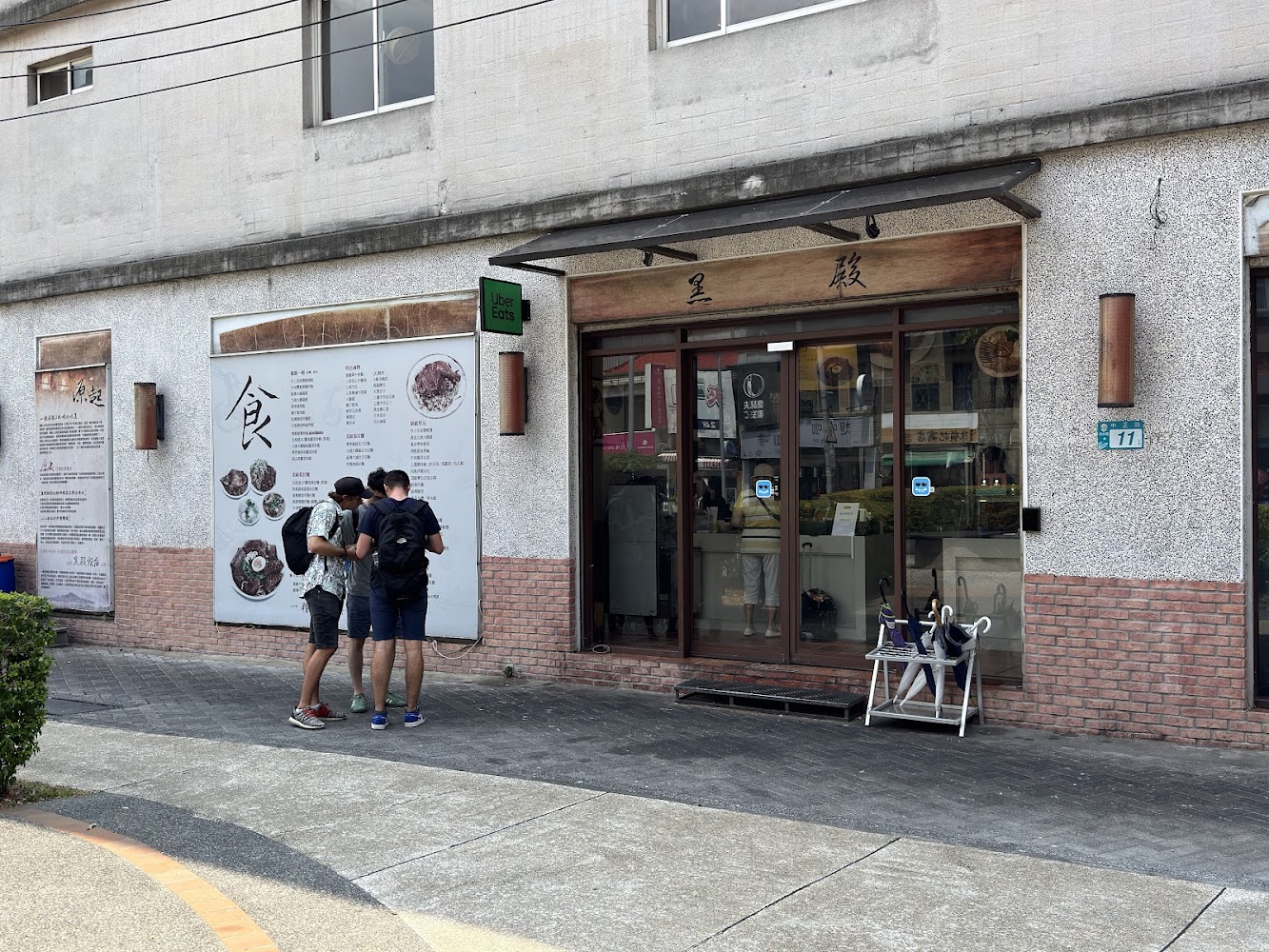 黑殿飯店右岸店外觀,位在淡水捷運站周邊
