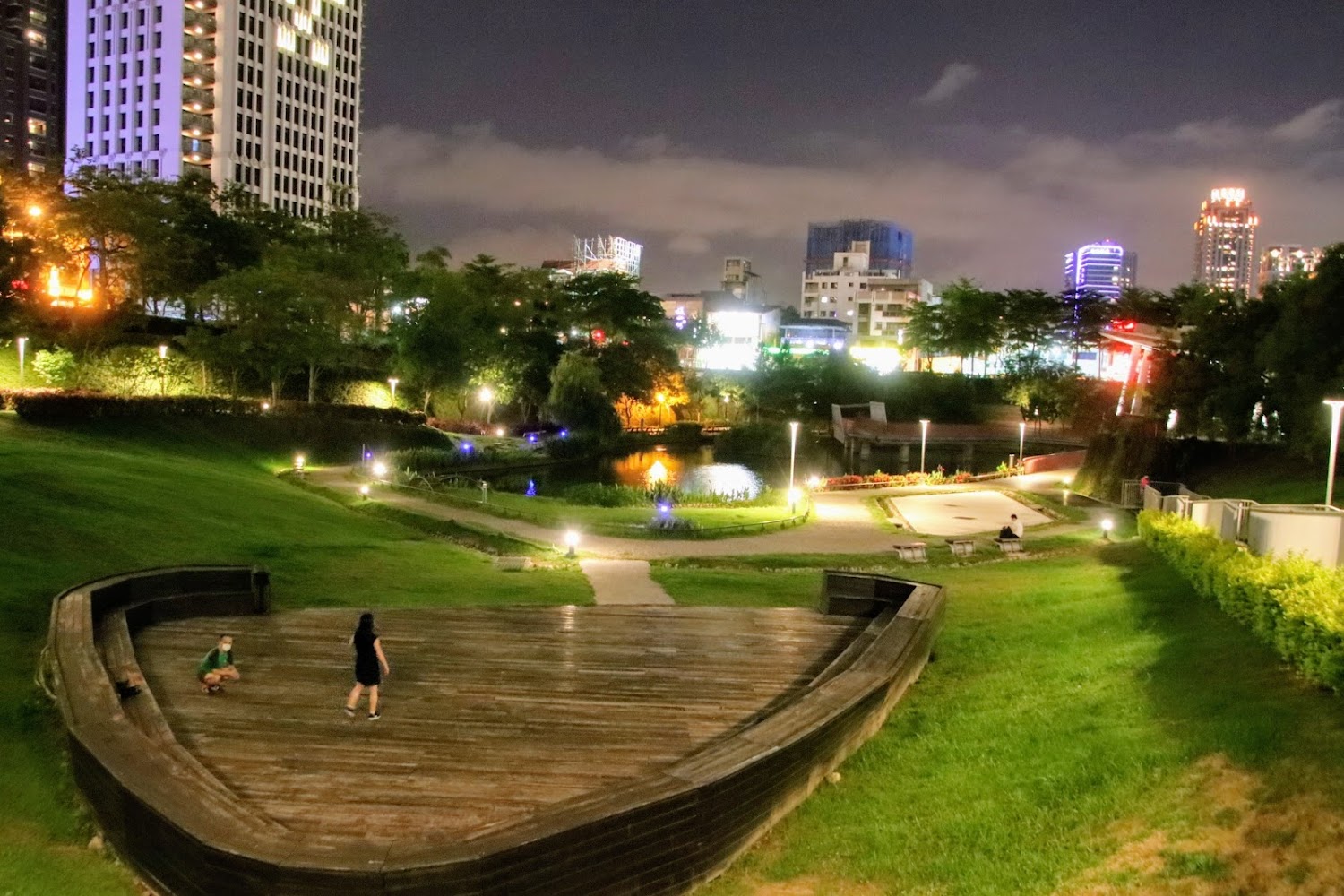 秋紅谷夜景步道與池塘