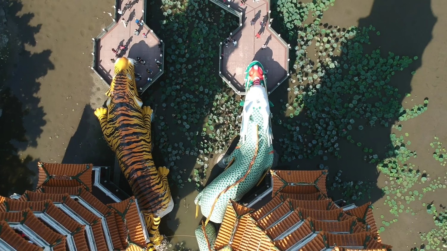 蓮池潭龍虎塔與湖景