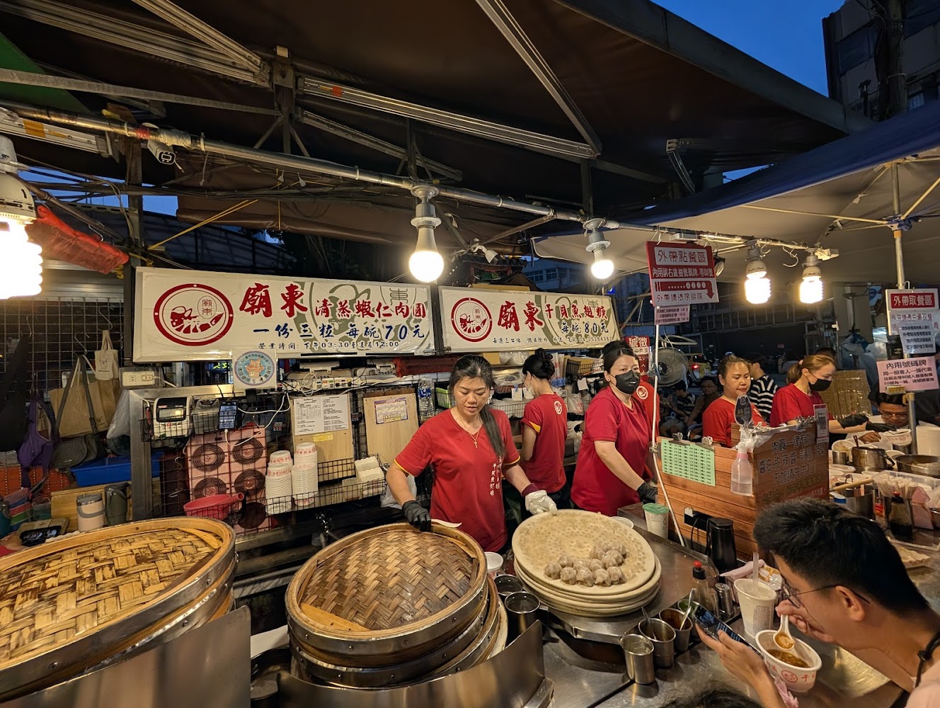 夜市小吃攤與蚵仔煎肉圓
