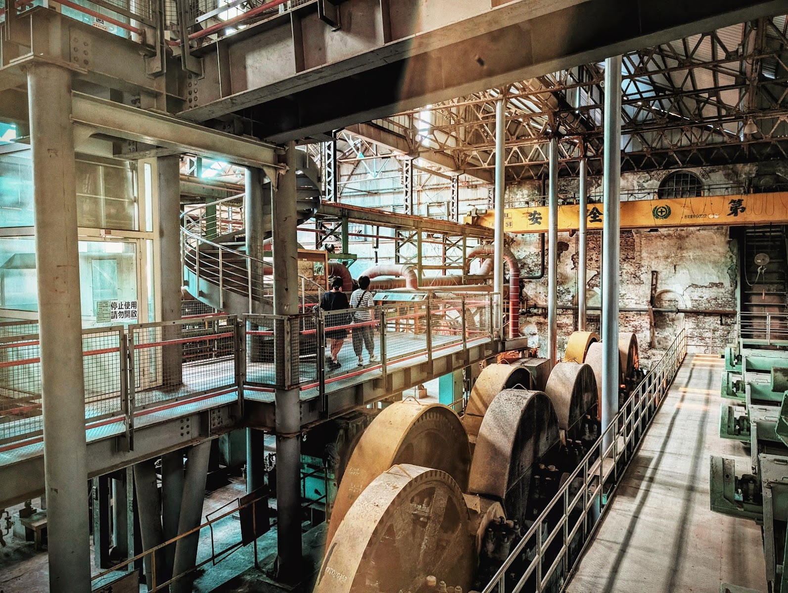 橋頭糖業博物館製糖機械大廳室內，巨型滾輪製糖設備，工業遺址