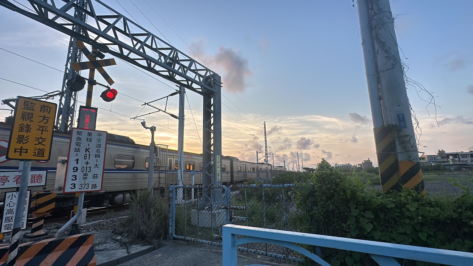 屏東枋寮火車夕陽下通過平交道橙紅天空