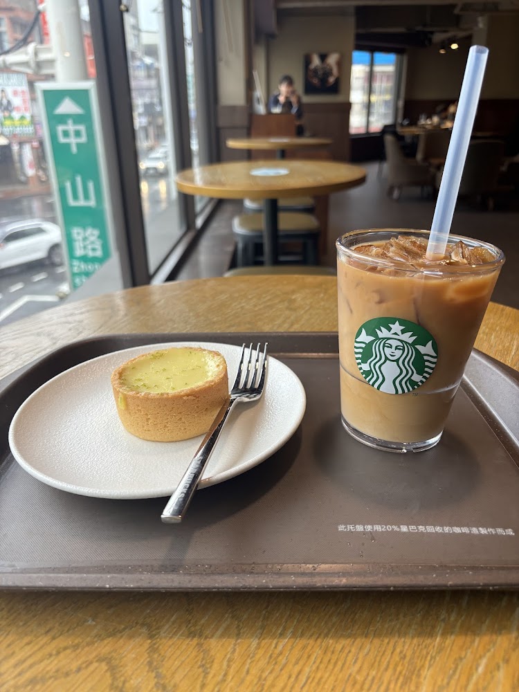 花蓮門市飲料與甜點擺盤