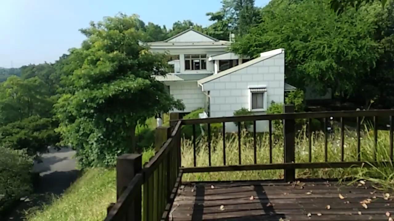 尖山埤水庫木棧道平台白色建築