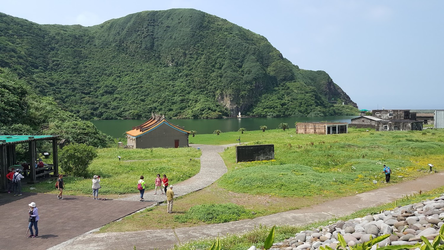 龜山島湖泊步道與廟宇遠景