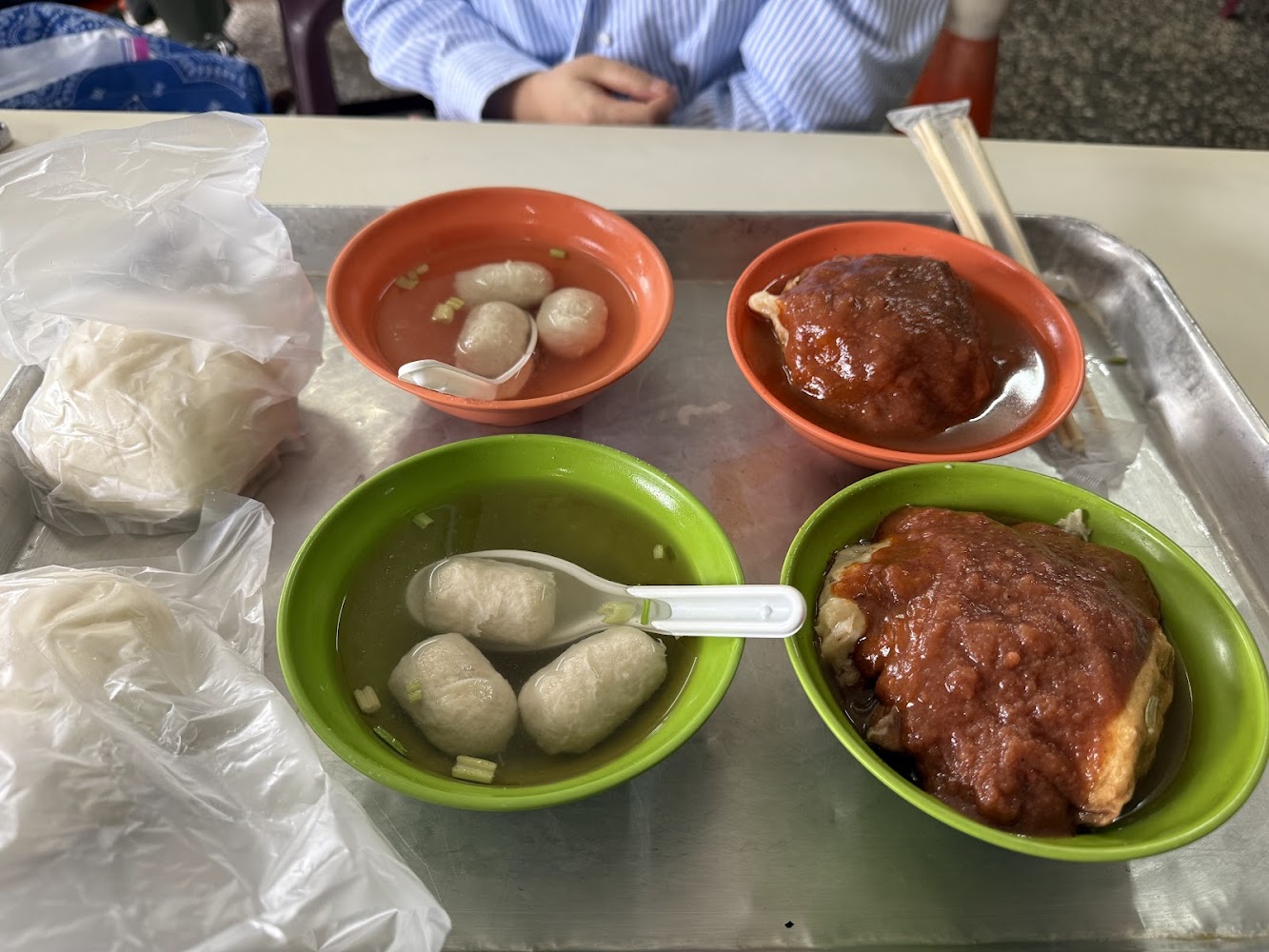 淡水文化阿給餐組,包含魚丸湯與在地小吃