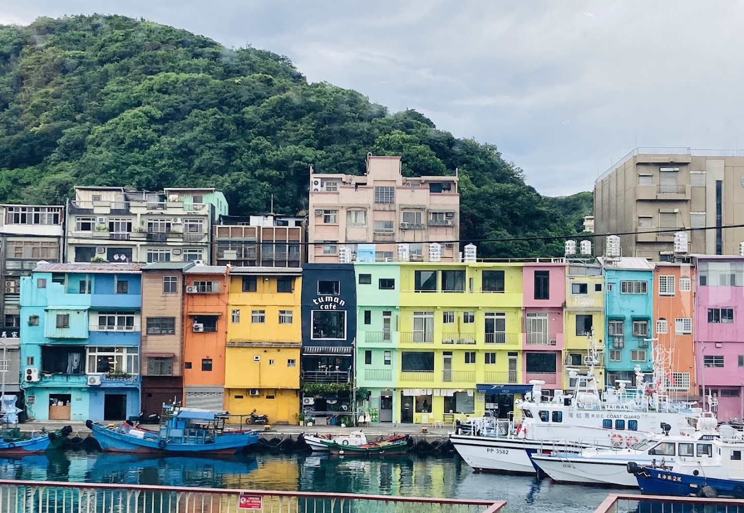 從港邊海鮮麵附近可望見正濱漁港彩色屋