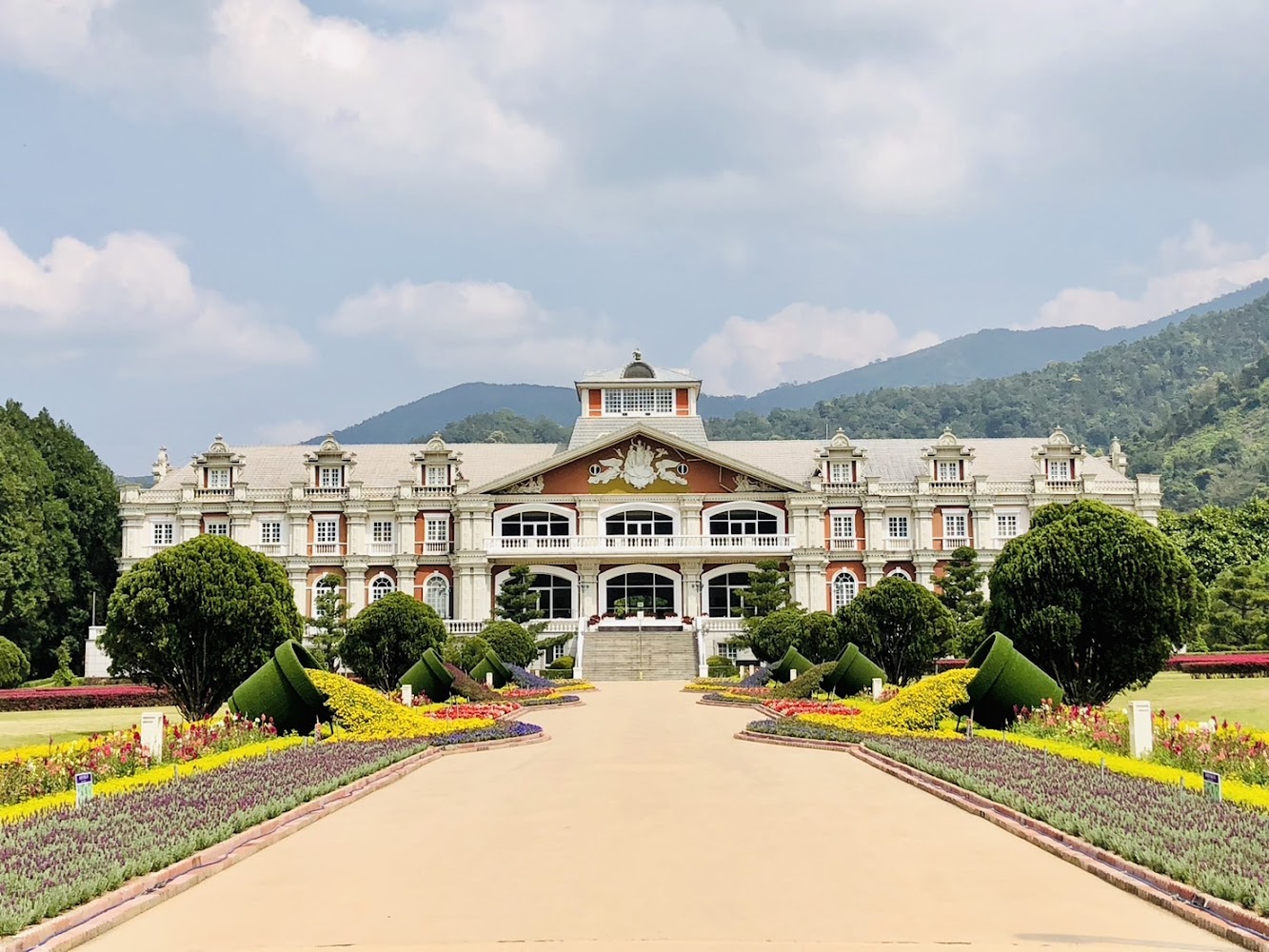 歐式豪華建築與花園景觀