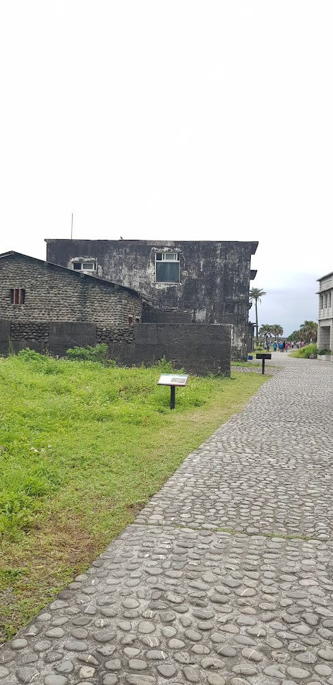 石板道旁兩棟老舊石造建築