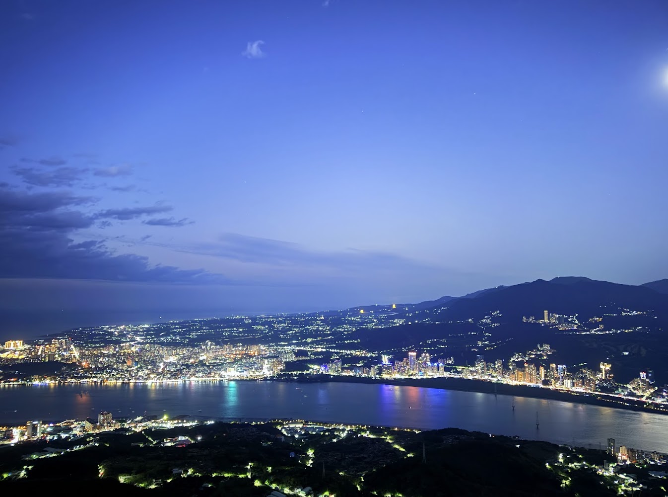 觀音山夜景可見城市燈火與水域