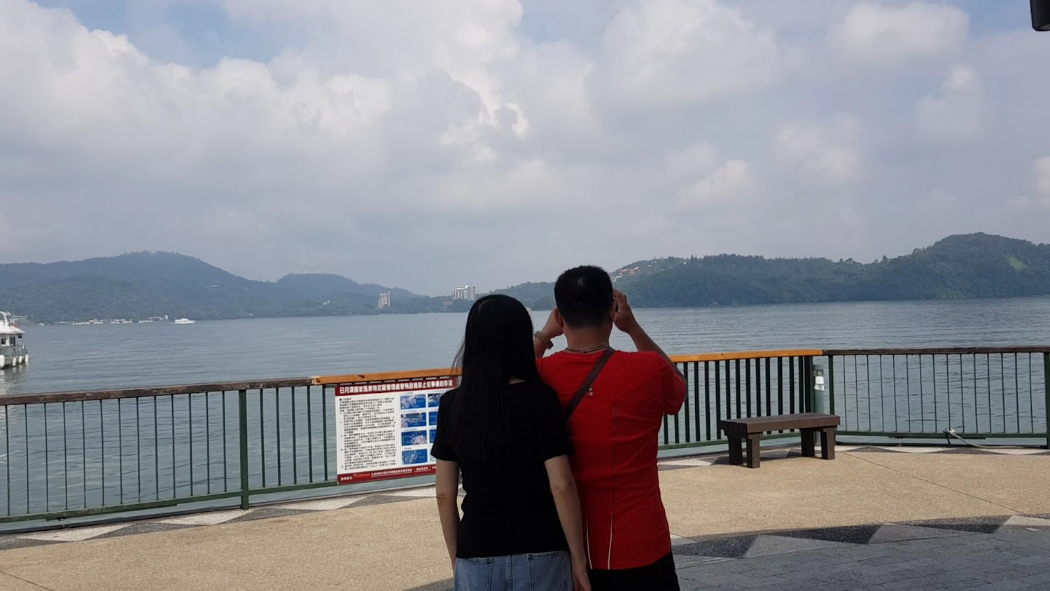 伊達邵碼頭情侶觀景平台視角