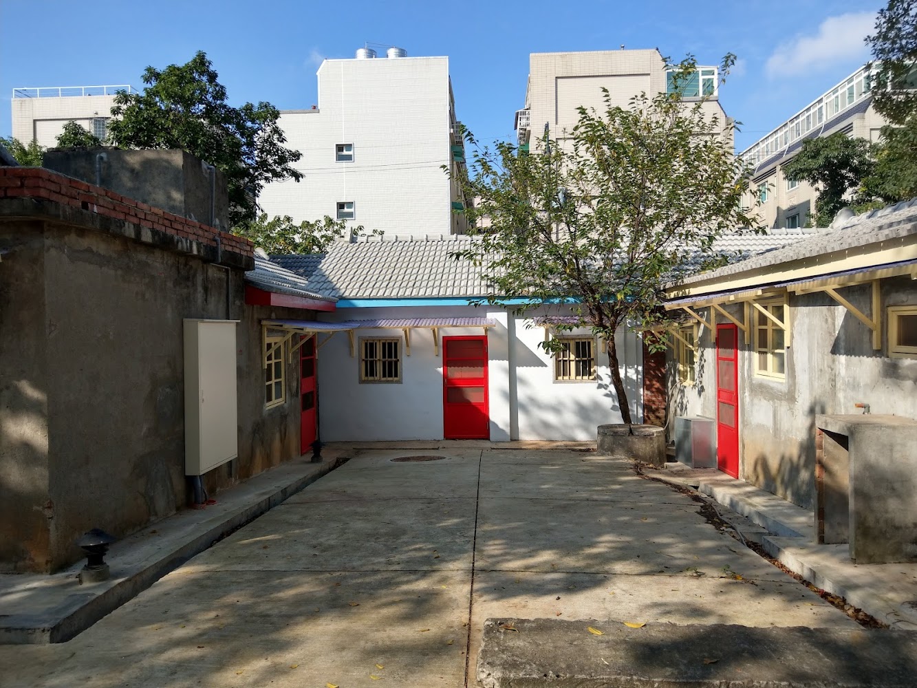 傳統院落與紅色門窗平房