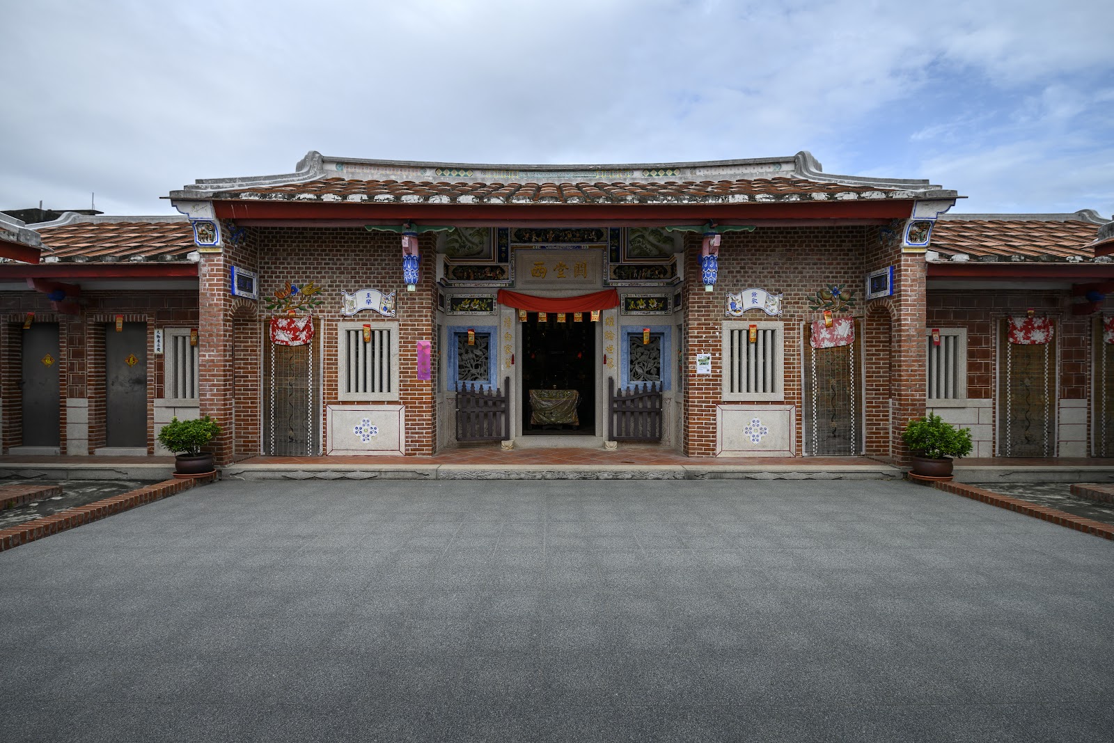 楊氏宗祠正面廣角，紅色廟宇對稱格局，客家建築屏東佳冬