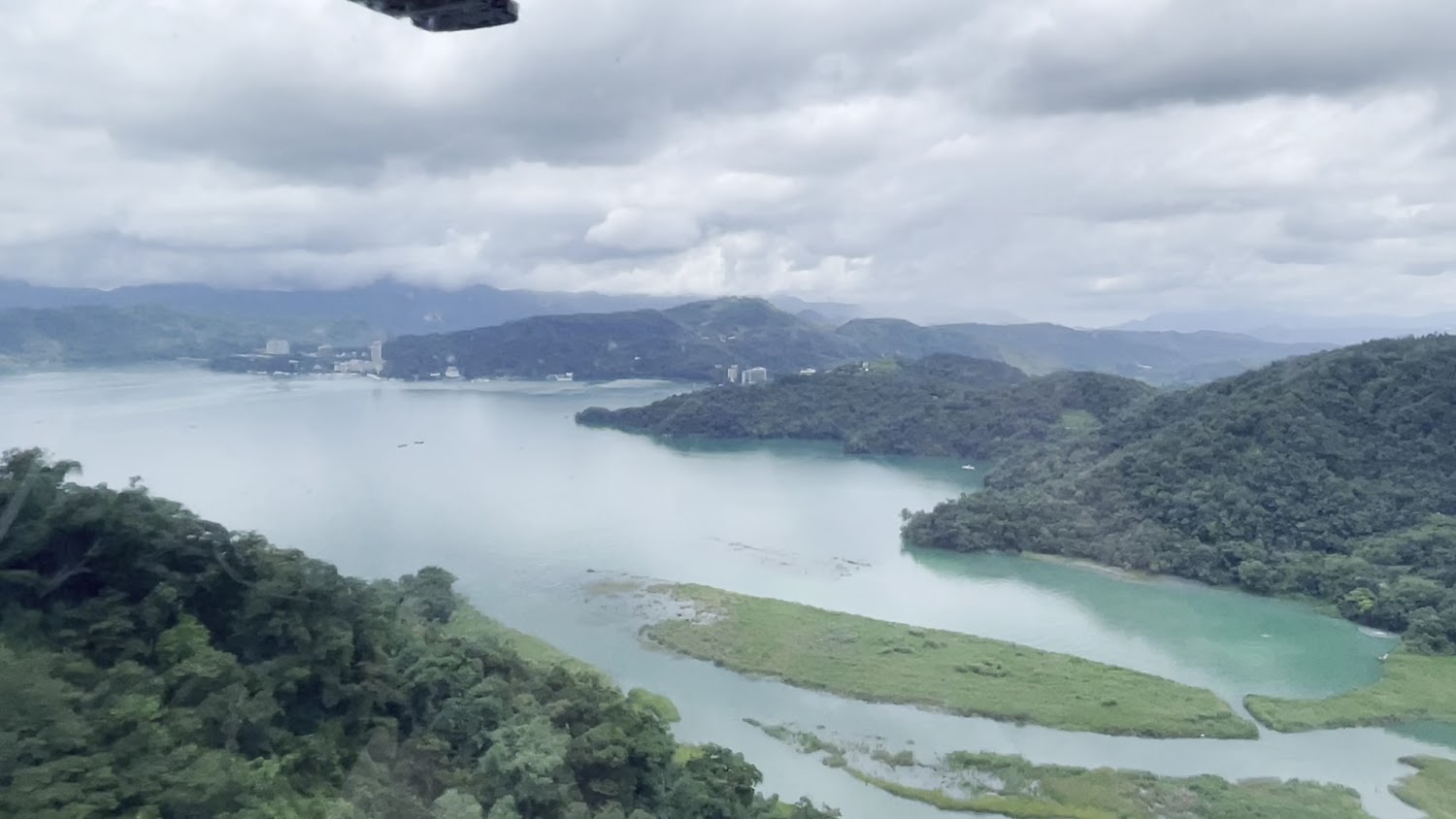 日月潭湖景與山巒景觀