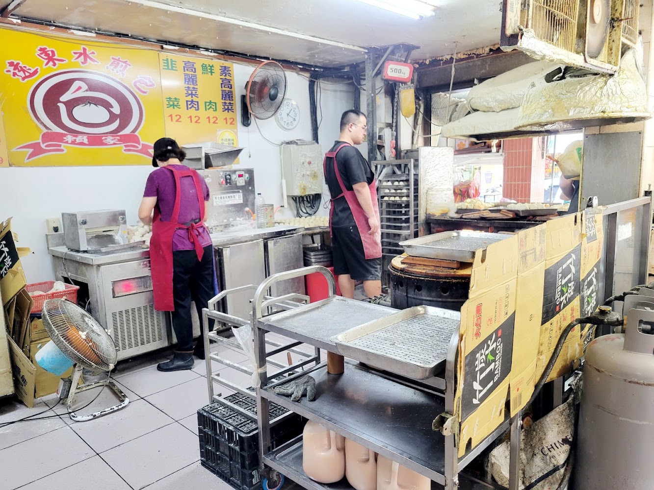 傳統水煎包店內部員工忙碌製作畫面
