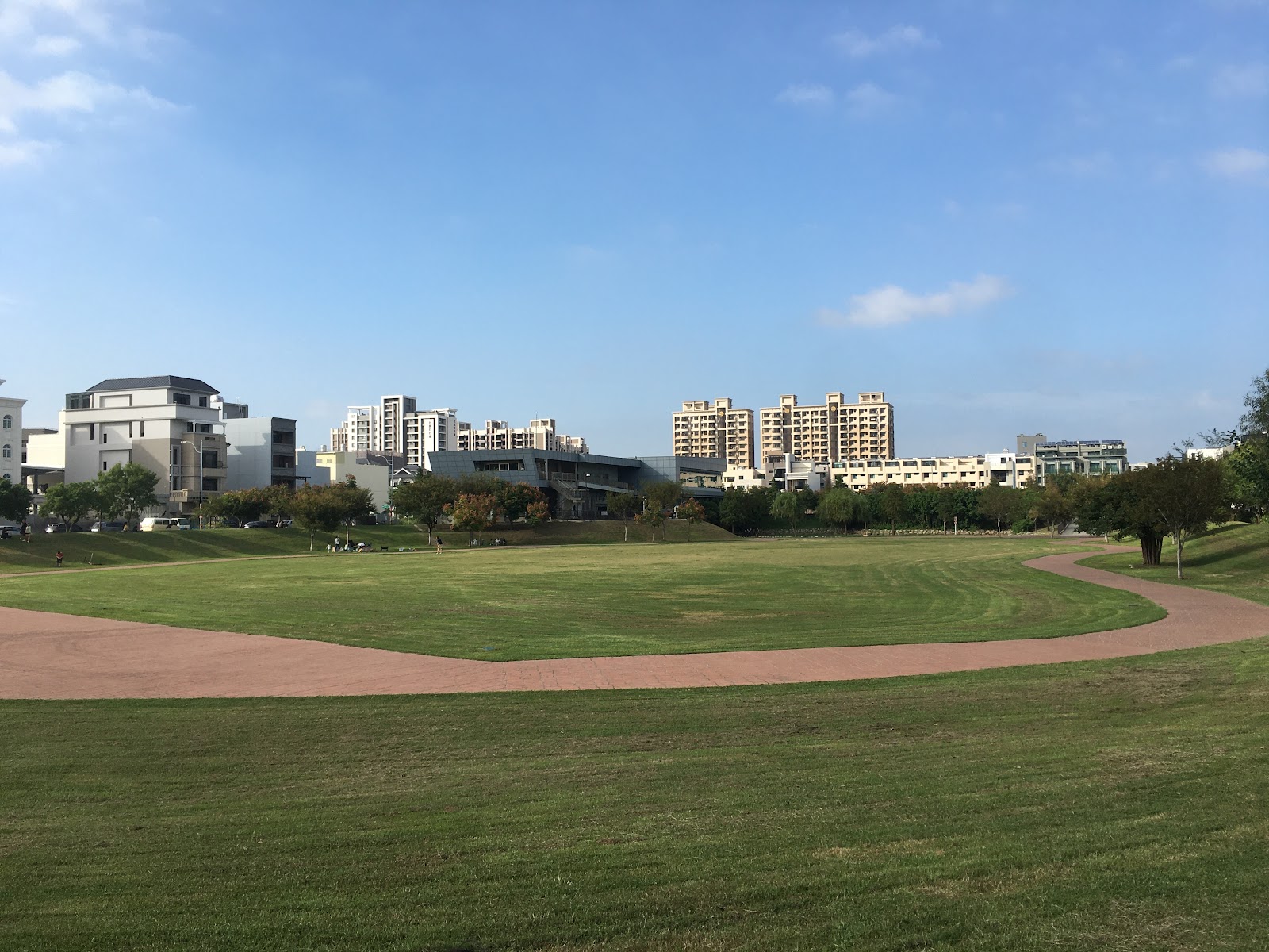 圓林園滯洪池生態公園寬闊草坪景色