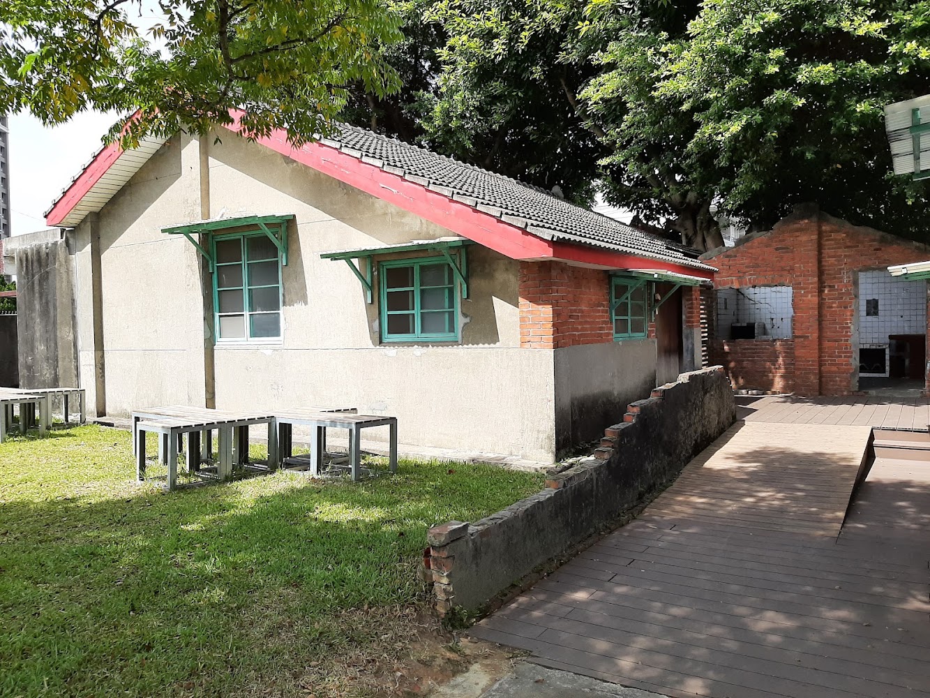 馬祖新村老式房屋與草地桌椅