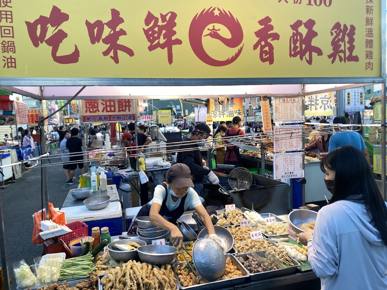 永大夜市香酥雞炸物攤,食材豐富、燈光明亮。