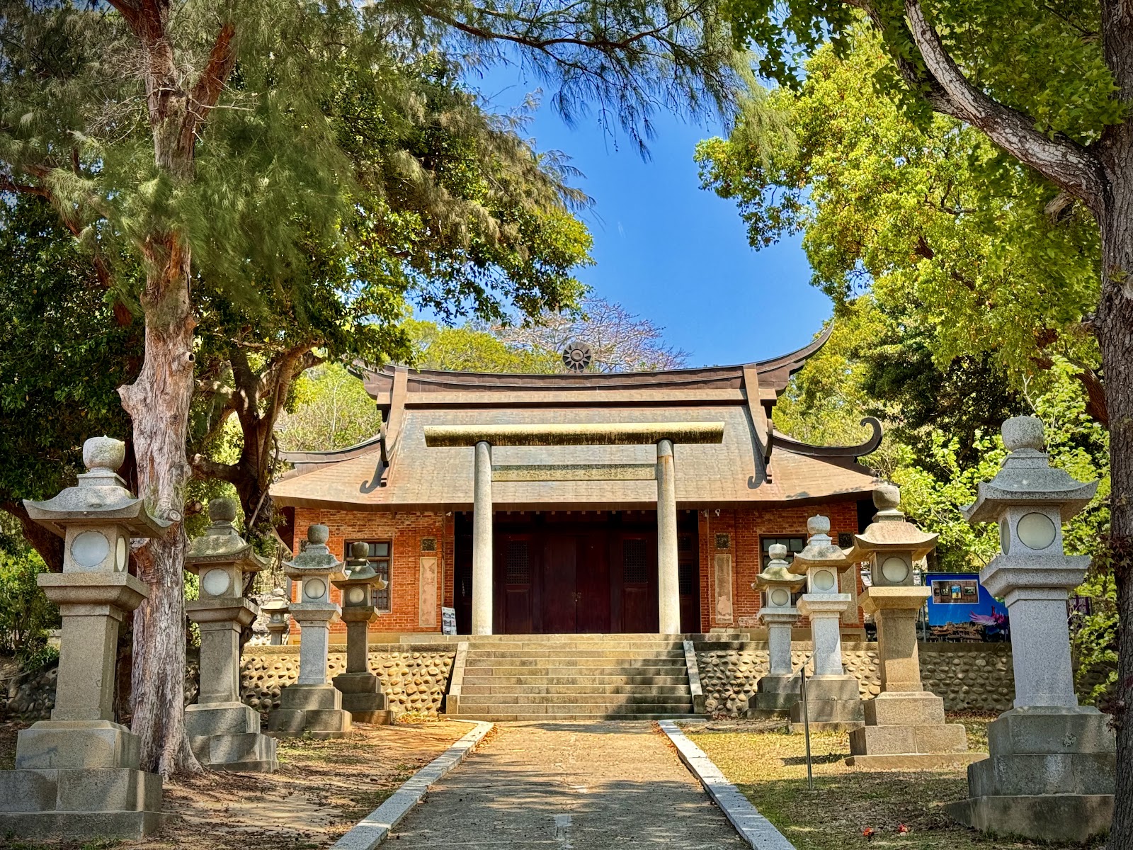 通霄神社正殿全景，石燈籠夾道藍天