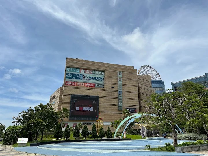 大型購物中心建築與摩天輪外觀