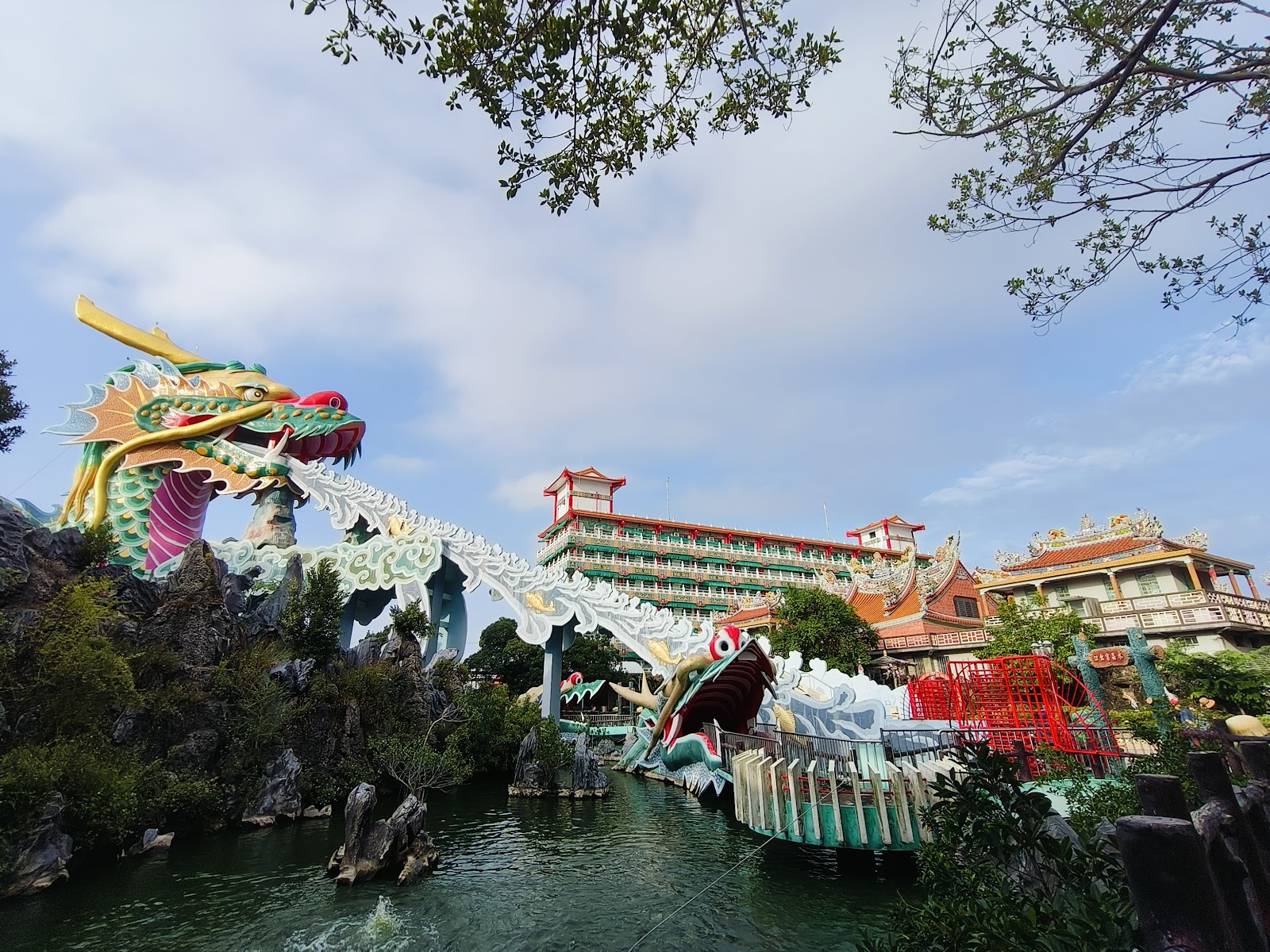 麻豆代天府廟宇庭院景觀，台南旅遊攻略