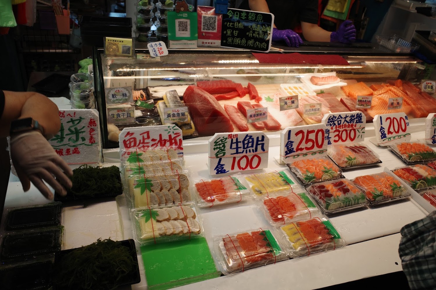 台中港C112秋香生魚片攤位與綜合刺身陳列
