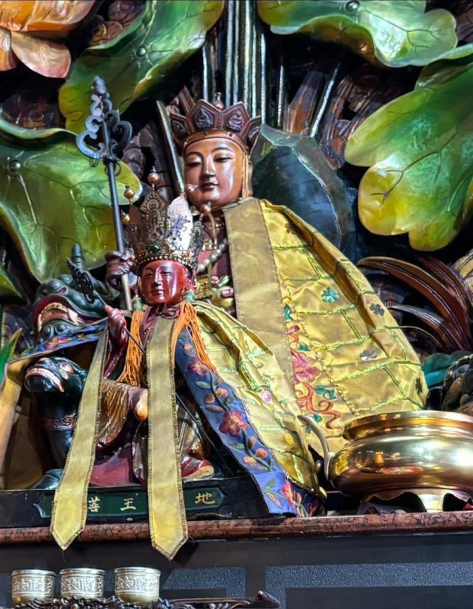 龍峰寺廟內金色佛菩薩像，端坐蓮葉之中，莊嚴肅穆