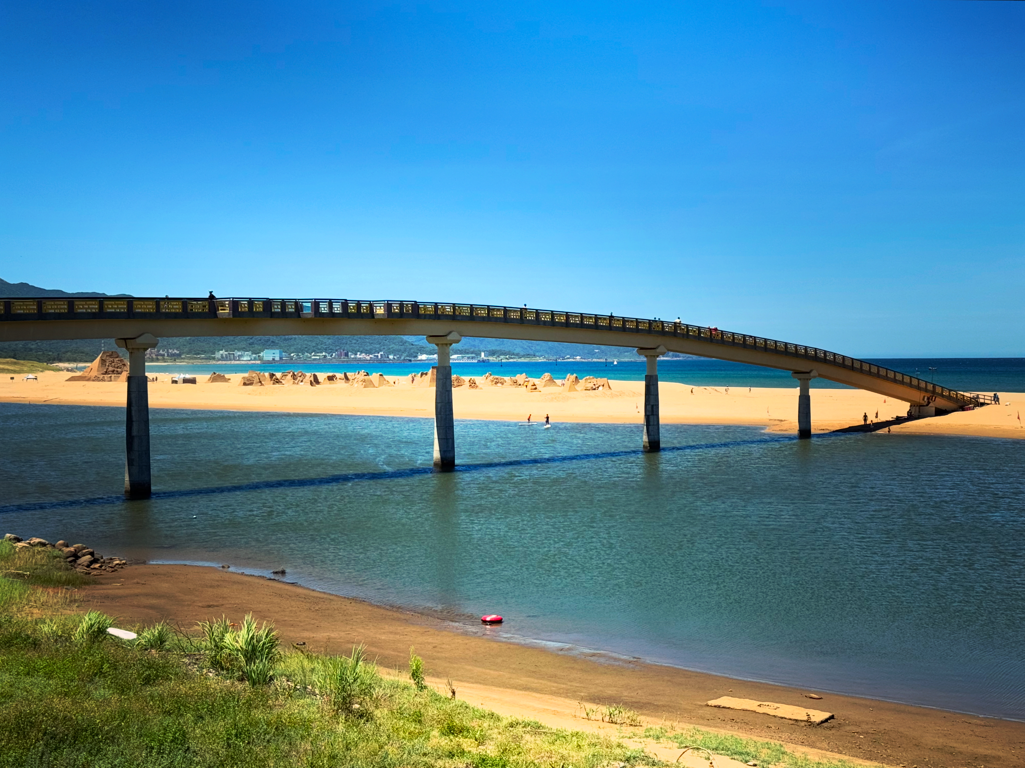 福隆海水浴場河口拱橋景觀