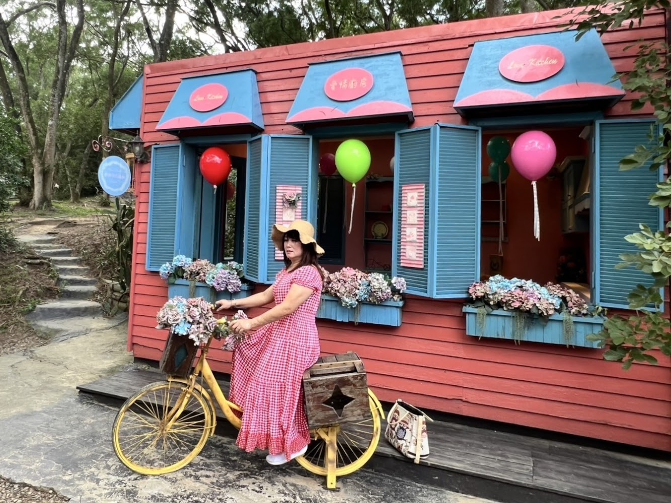 可愛小屋與黃色腳踏車場景