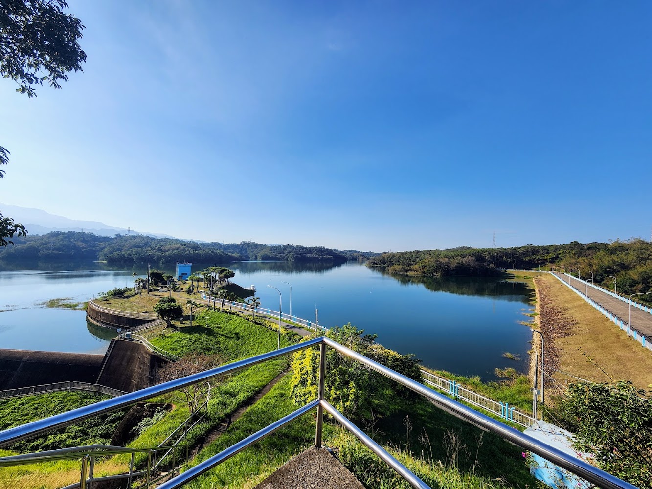 永和山水庫湖面與山巒及道路景色