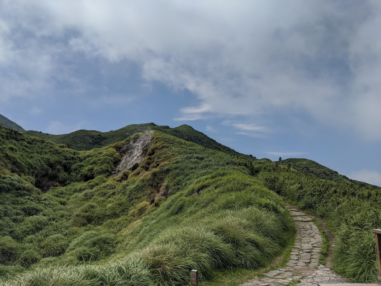 七星山步道石板路與草坡