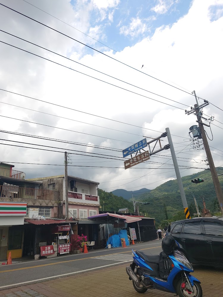 大同鄉街區便利商店與山景