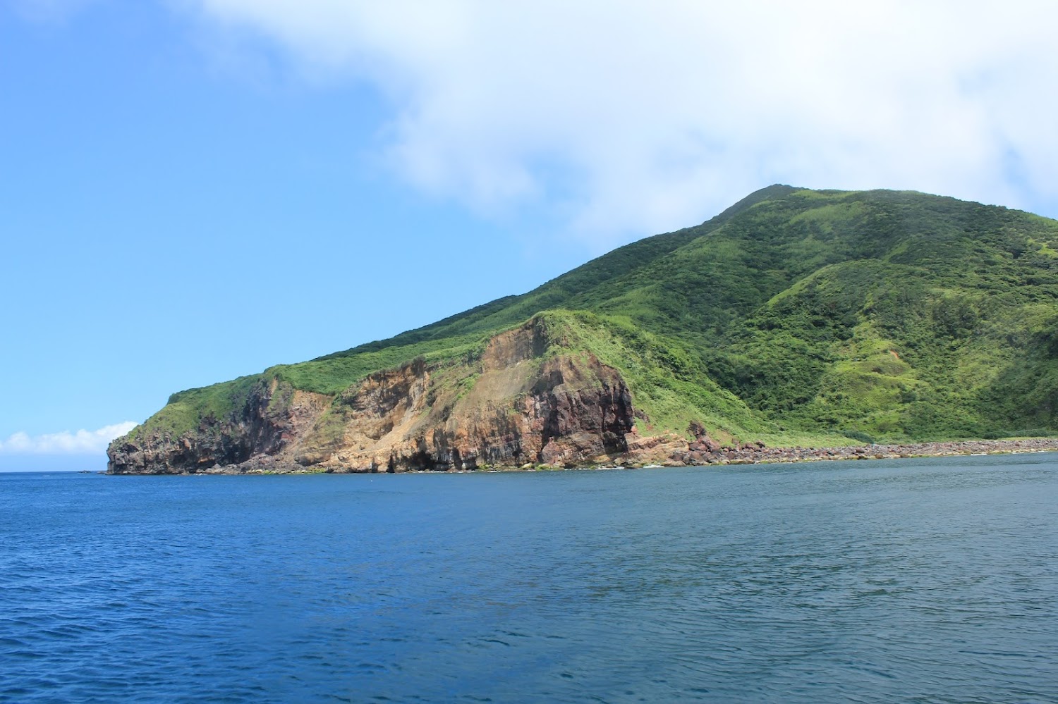 401高地俯瞰綠色海岸山丘與岩壁