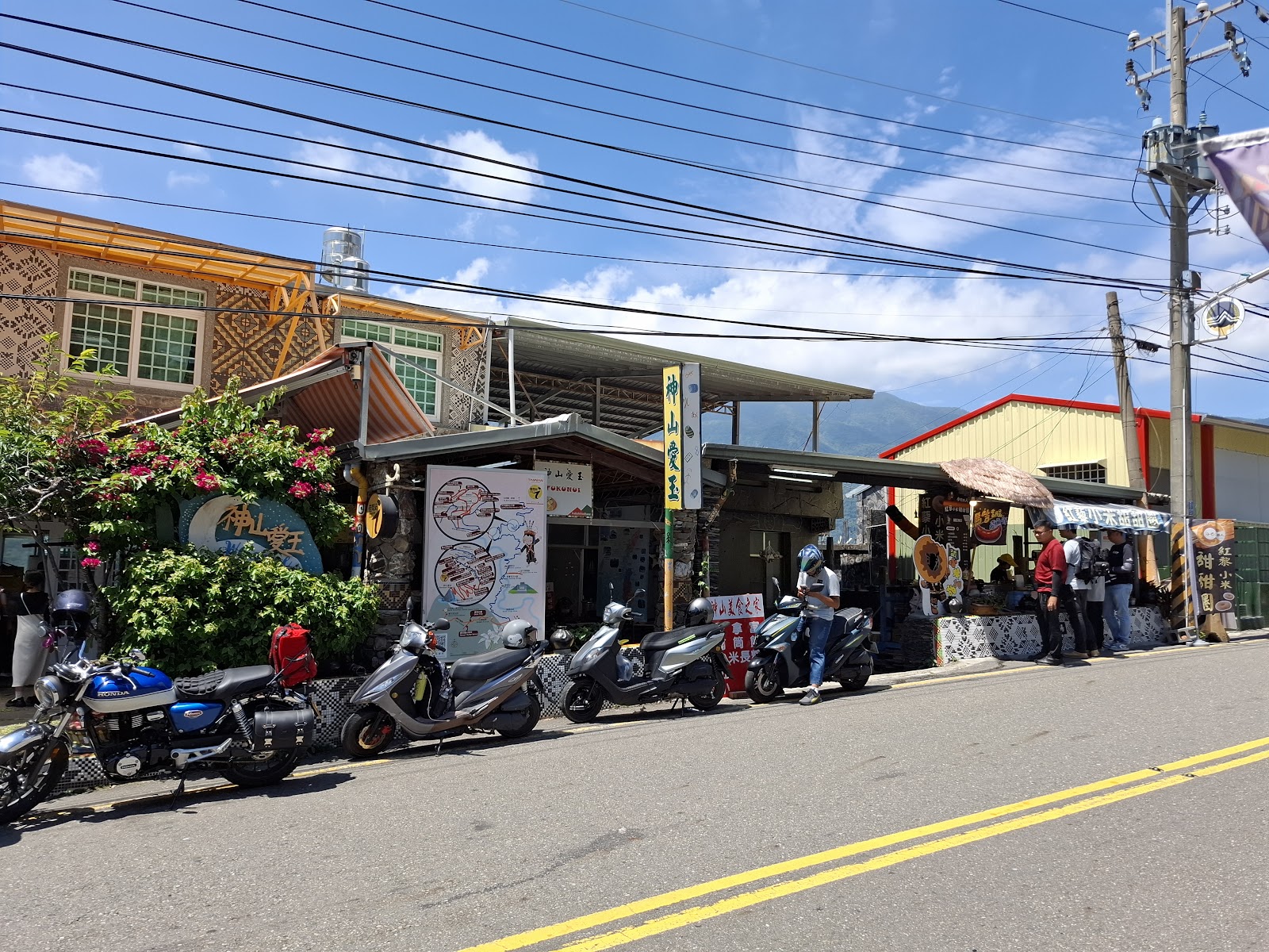 神山愛玉冰店外觀,木製招牌與石板建築