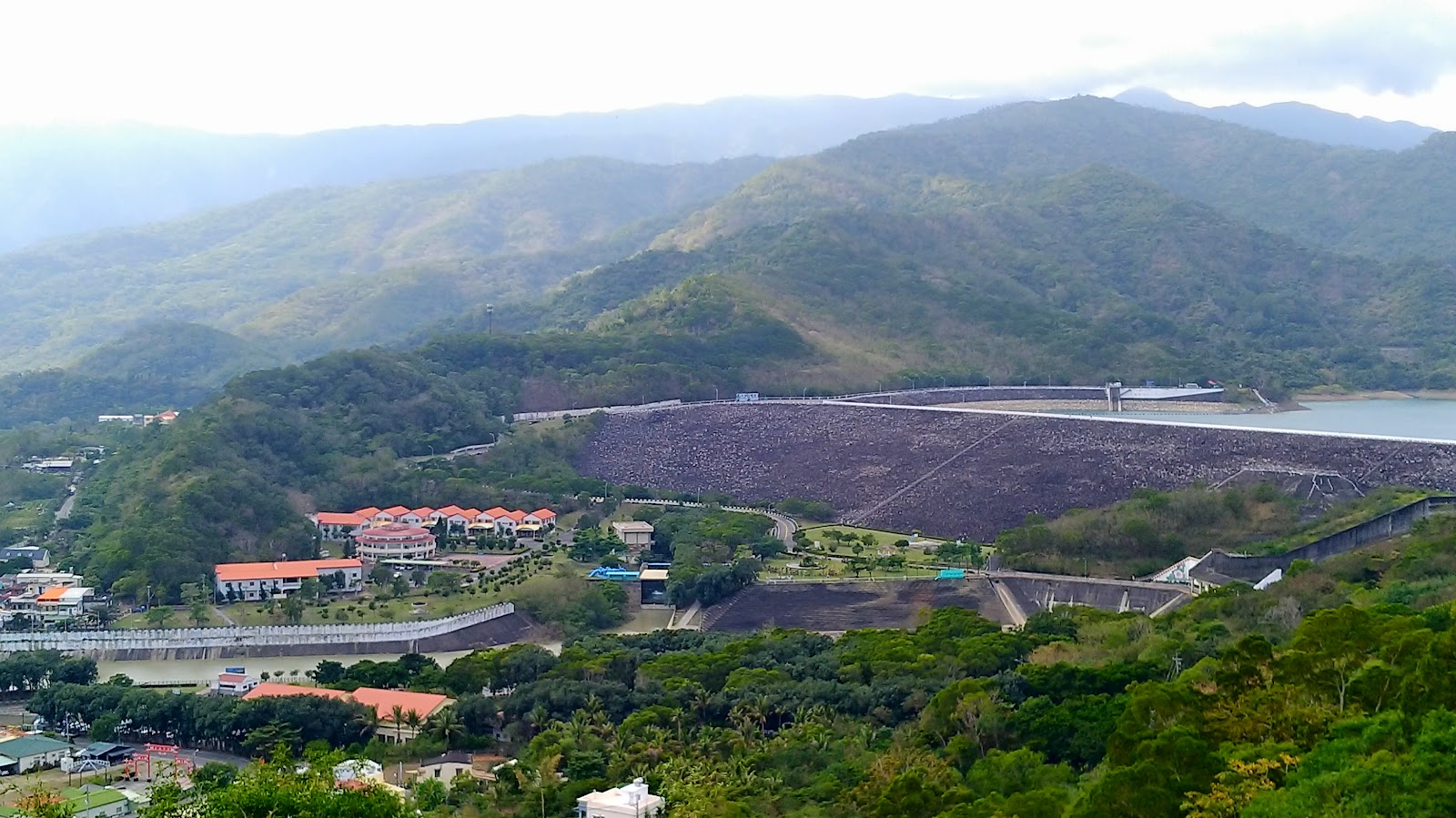 牡丹水庫俯瞰全景,石砌大壩管理中心建築群山環繞