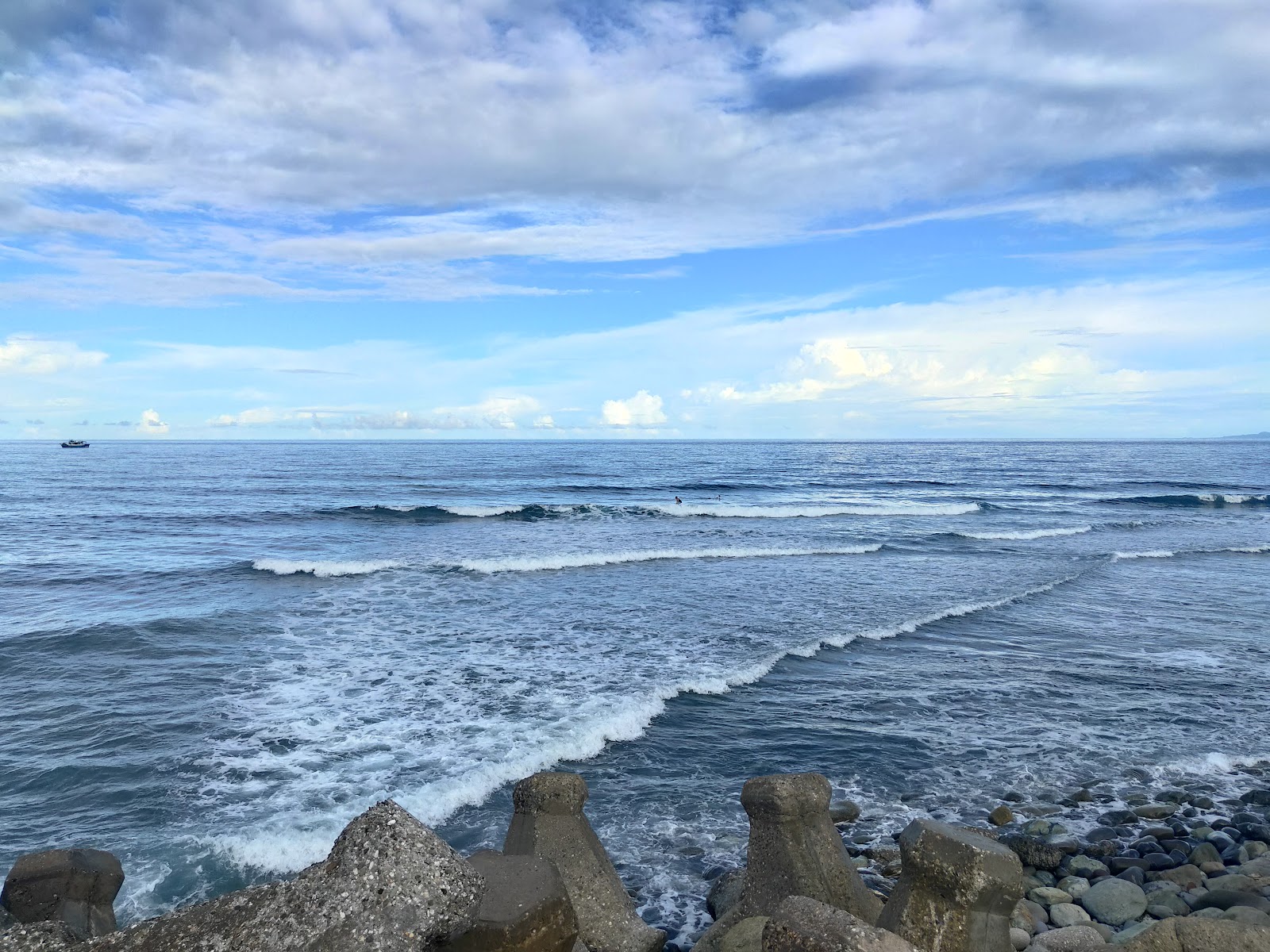金樽漁港消波塊海岸,太平洋海浪拍打,展現壯闊野性的自然景觀
