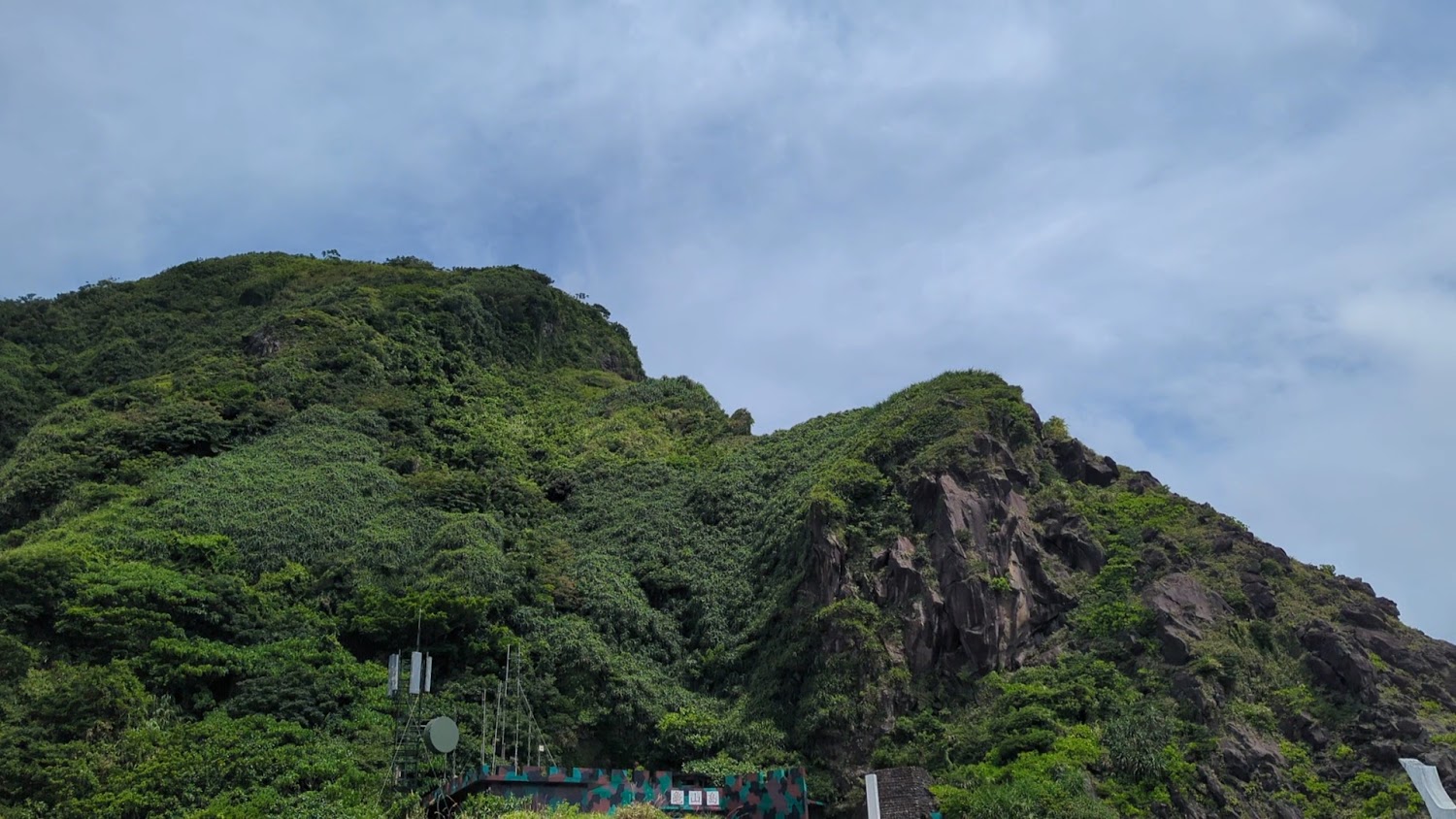 龜山島山丘與迷彩建築景觀