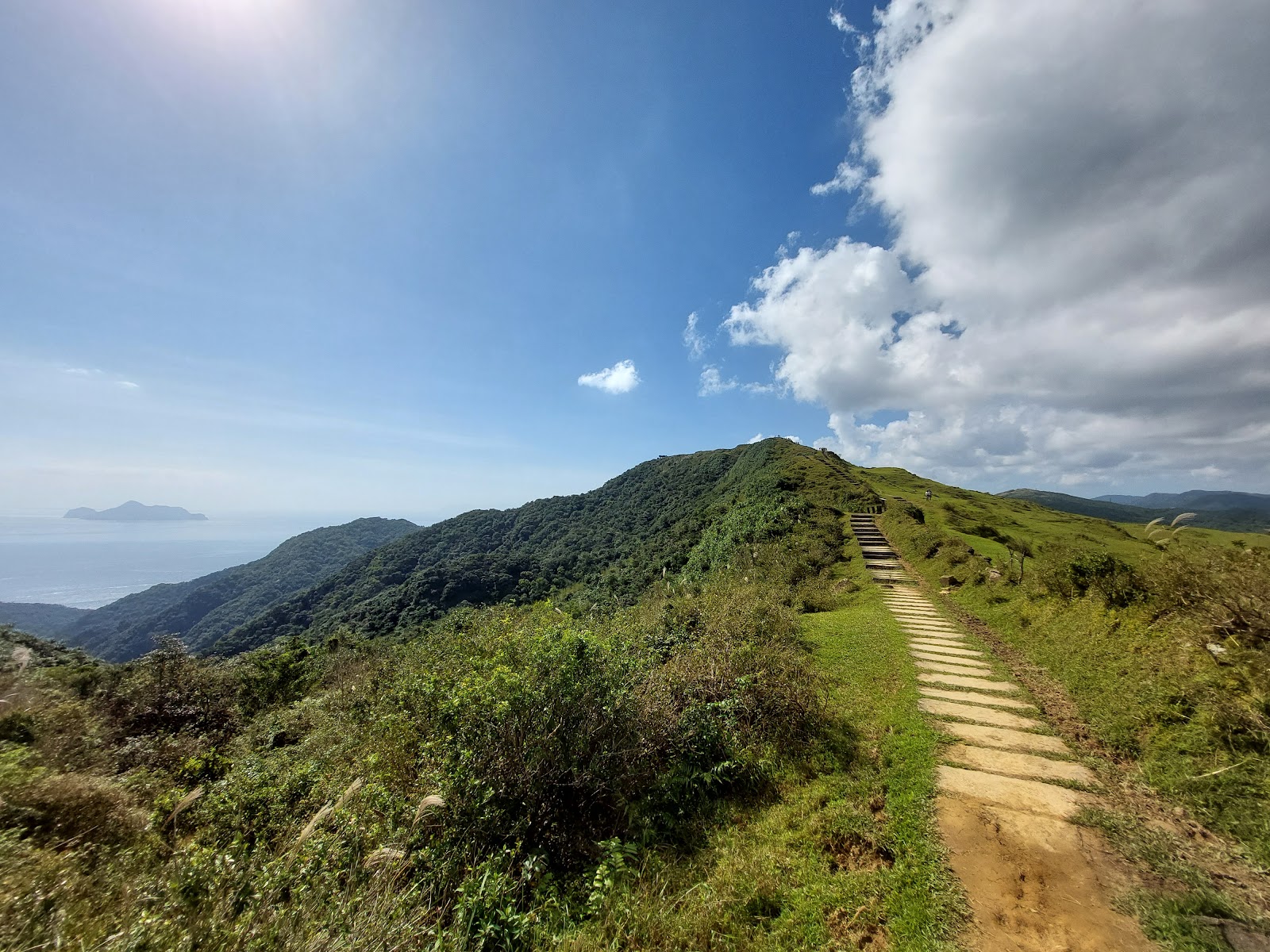 草嶺古道稜線俯瞰龜山島宜蘭海域藍天