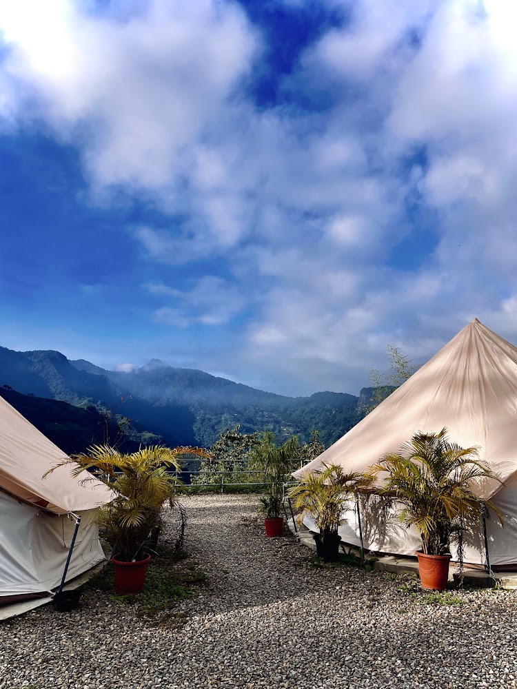 兩頂圓帳與山景藍天