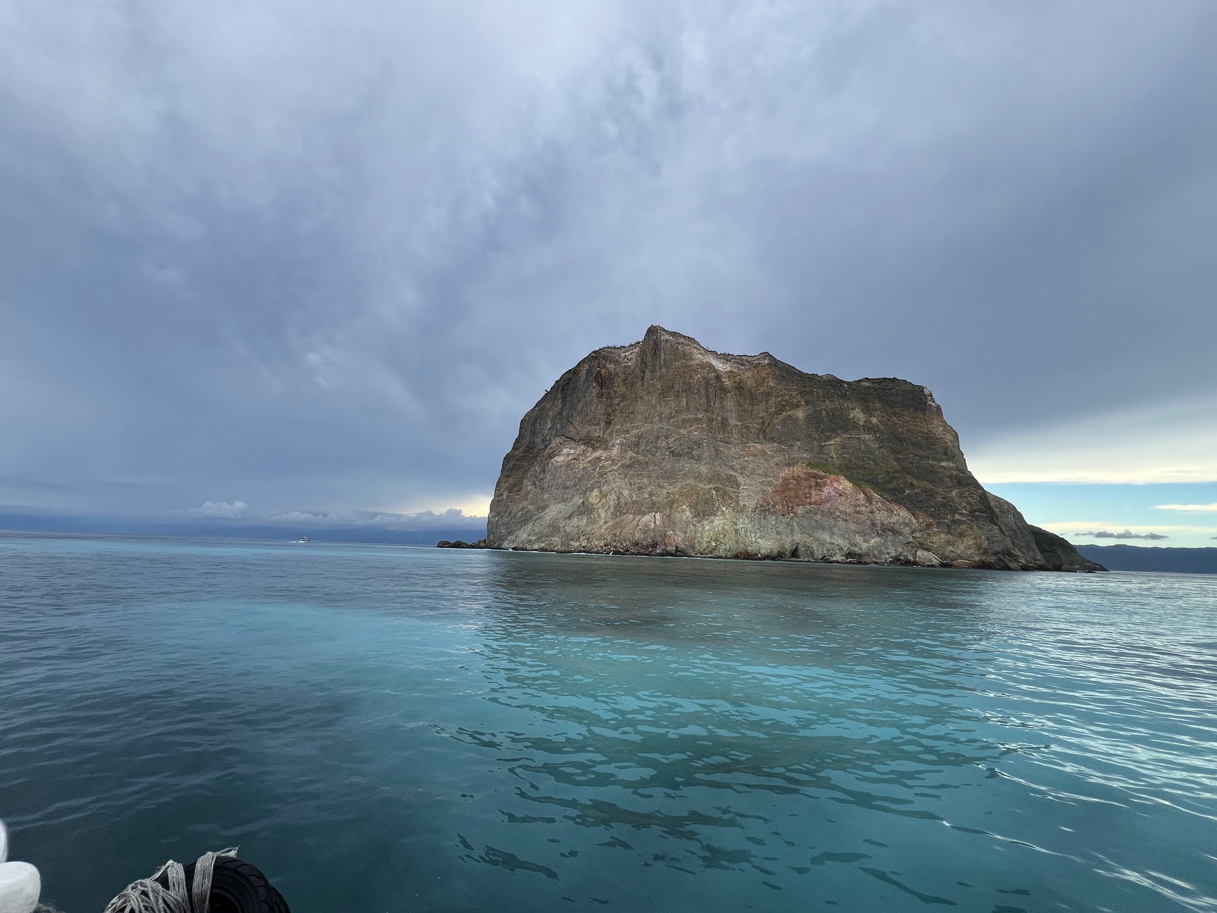 龜山島孤立於海上的景色