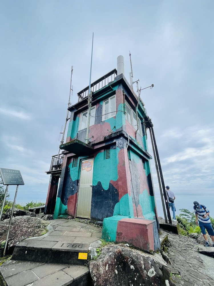 401高地頂部彩色建築與遊客
