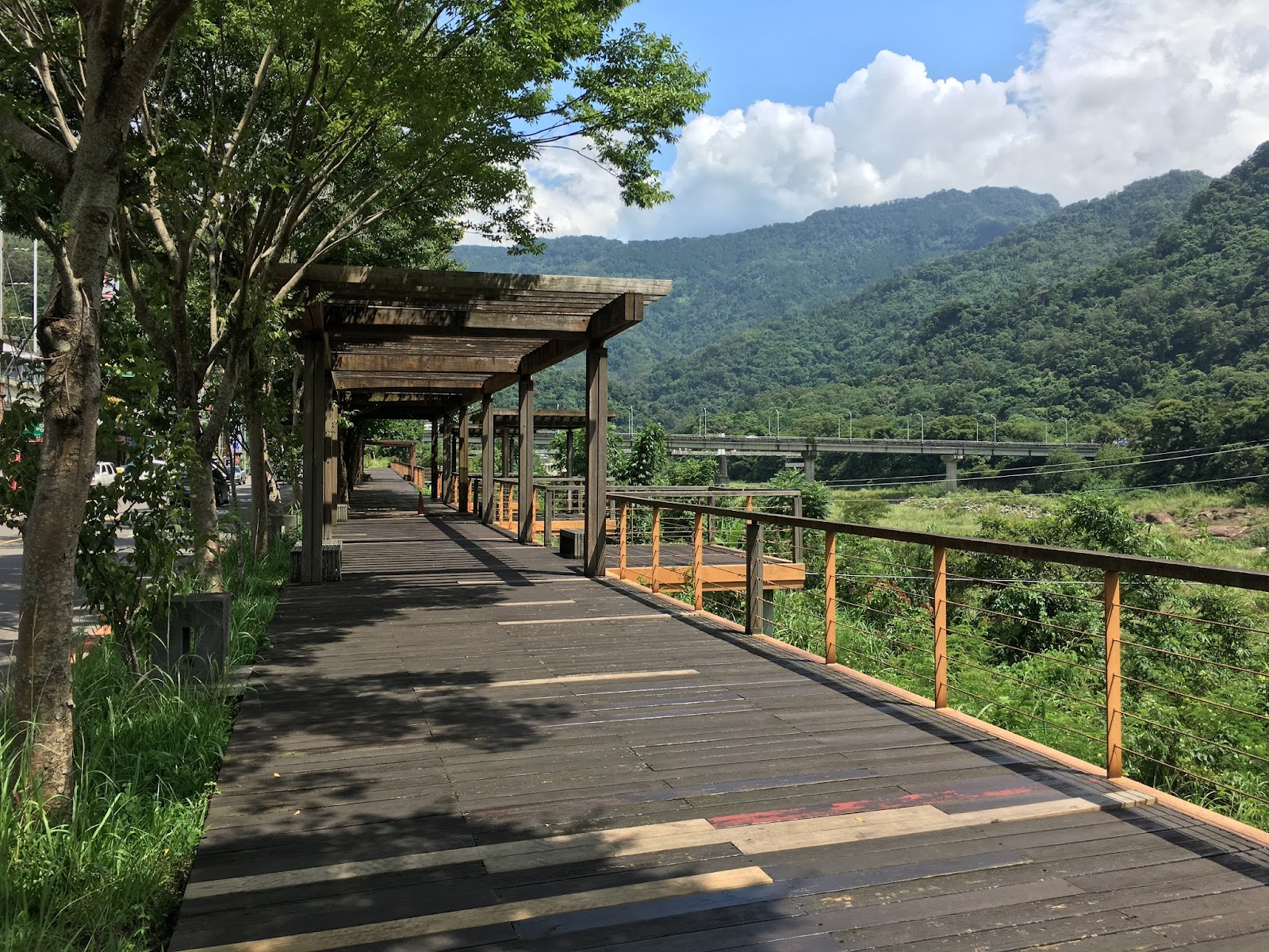 牛欄河親水公園木棧步道遮蔭棚架青山白雲 新竹關西一日遊