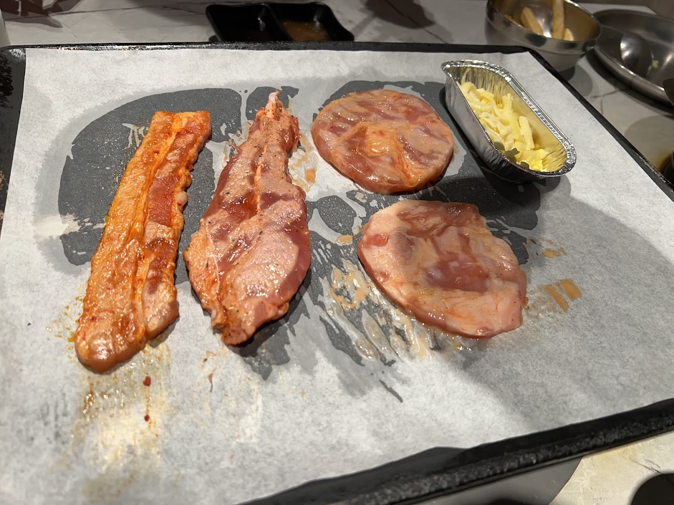 打爆豬韓式燒肉吃到飽桃園經國店烤盤上的醃製肉片與起司