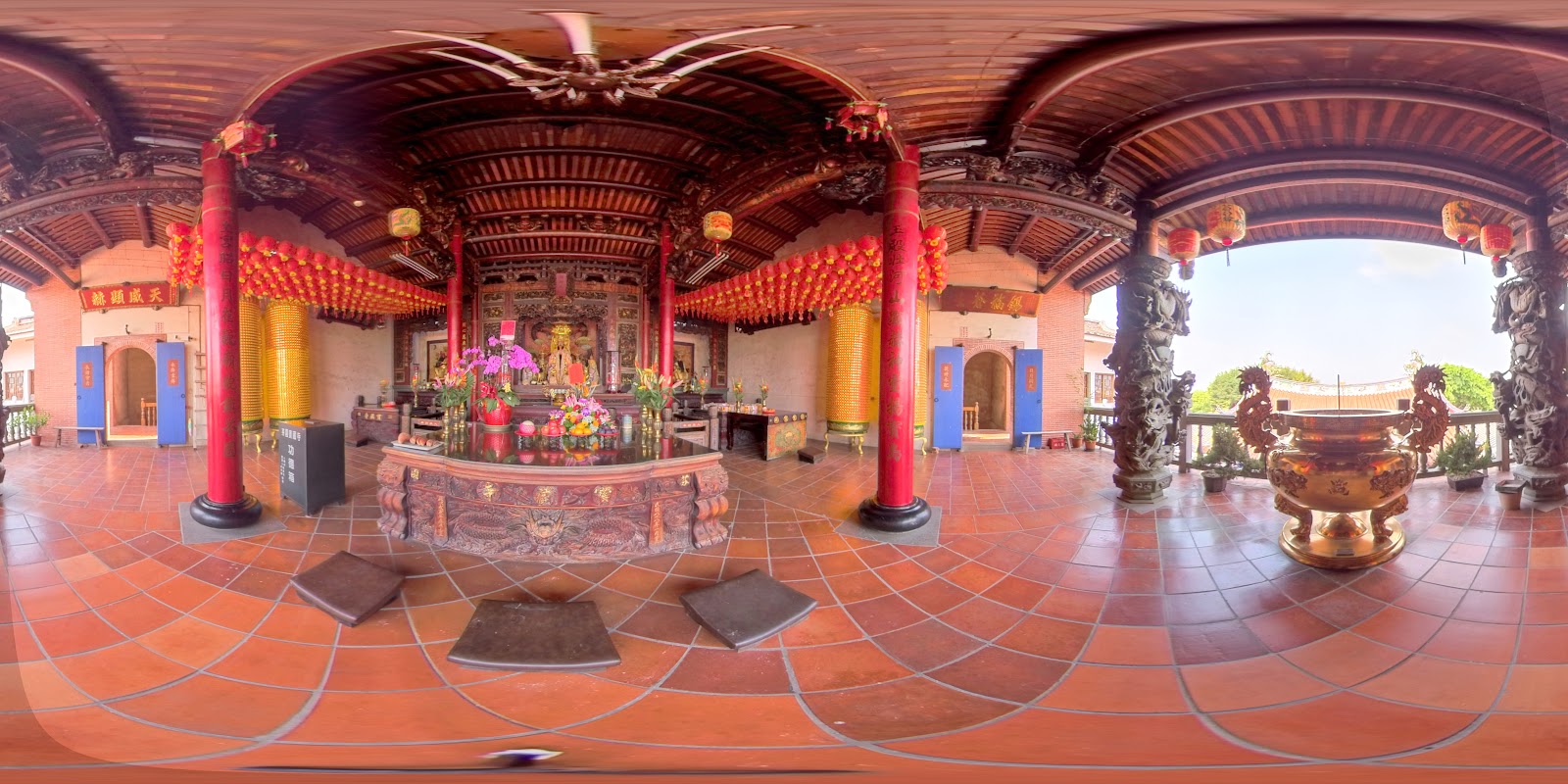 芬園寶藏寺室內全景紅色柱子香爐燈籠傳統廟宇
